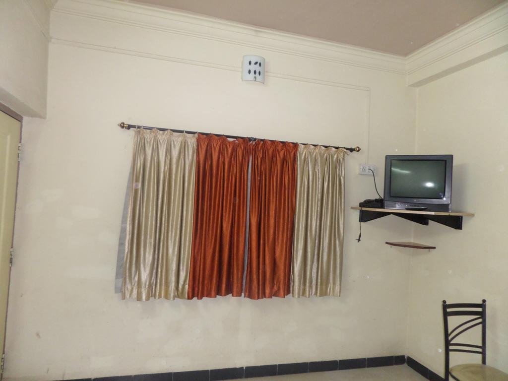Chalukya Deluxe Kolhapur Bagian luar foto