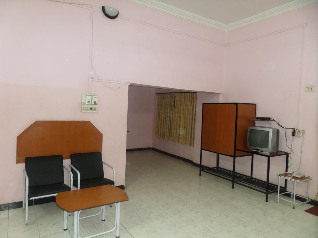 Chalukya Deluxe Kolhapur Bagian luar foto