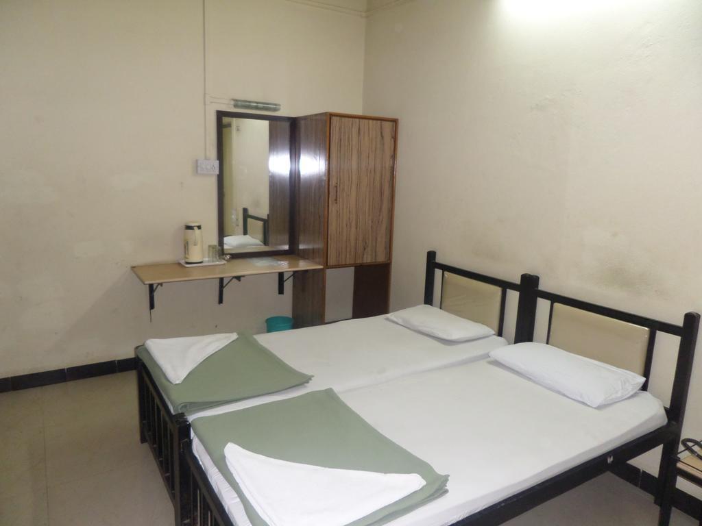 Chalukya Deluxe Kolhapur Bagian luar foto